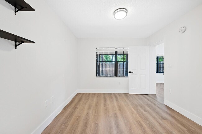 Building Photo - 243 City View Dr