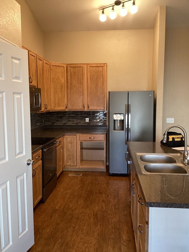 Building Photo - 3 bedroom, 2 Bath Ranch Home with 2 Car At...