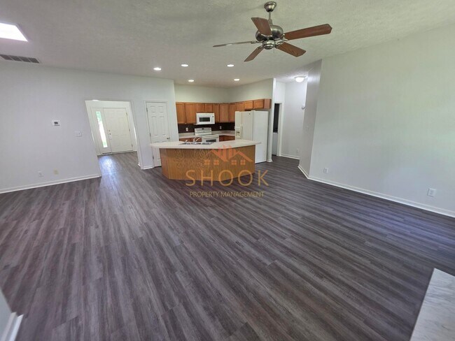 Building Photo - 3 BR Lindberg Village