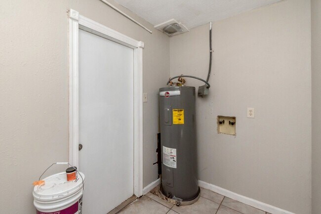 Building Photo - Charming Brick Home Close to Downtown Mobile and Quick Access to I-10!