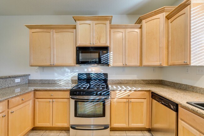 Building Photo - Great 3 bedroom house with a large loft an...
