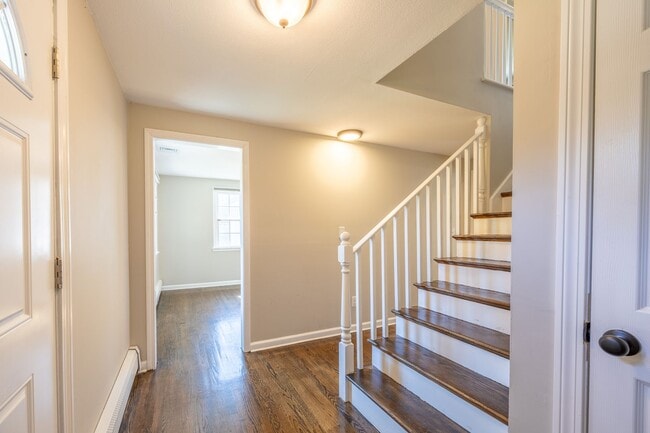 Building Photo - Charming 4 Bedroom Colonial with Updated K...