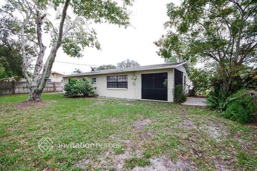 Building Photo - 600 W Sunrise Dr
