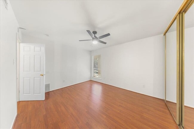 Building Photo - 6910 Hart Ln