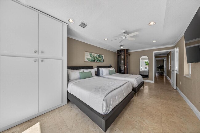 Building Photo - 1215 NE 1st St