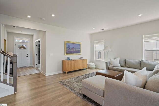 Building Photo - 680 Lady Fern Dr