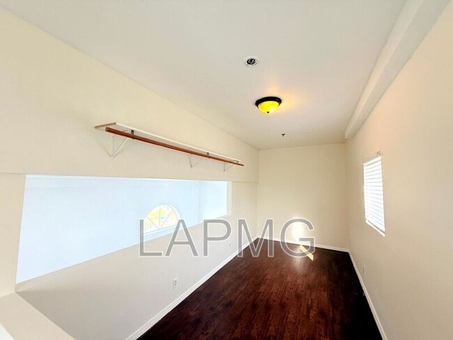 Building Photo - 432 N Kingsley Dr