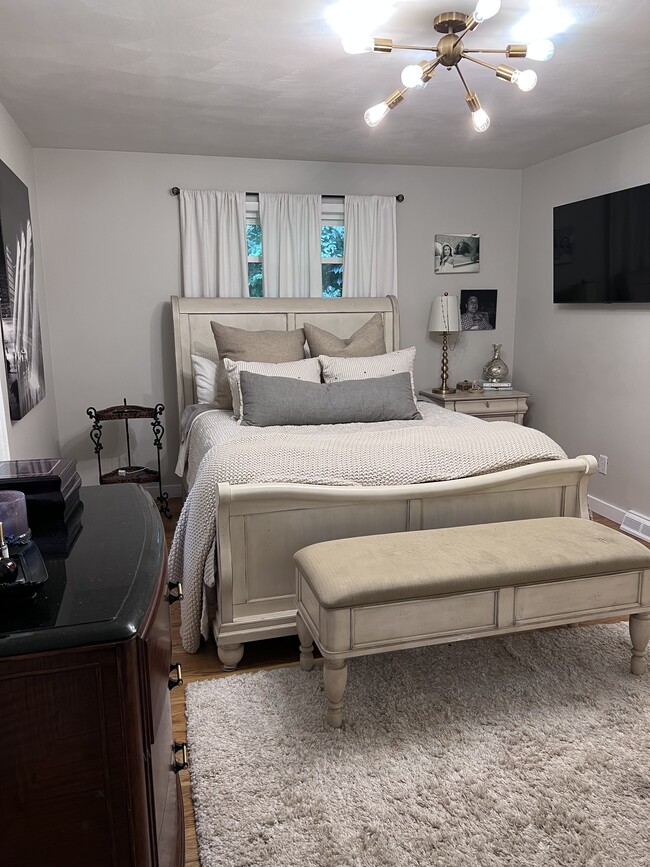 Primary bedroom. Queen - 18 Tennyson Rd