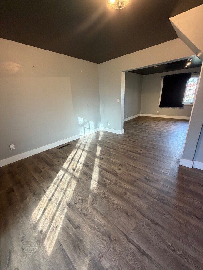 Building Photo - 327 N 400 W