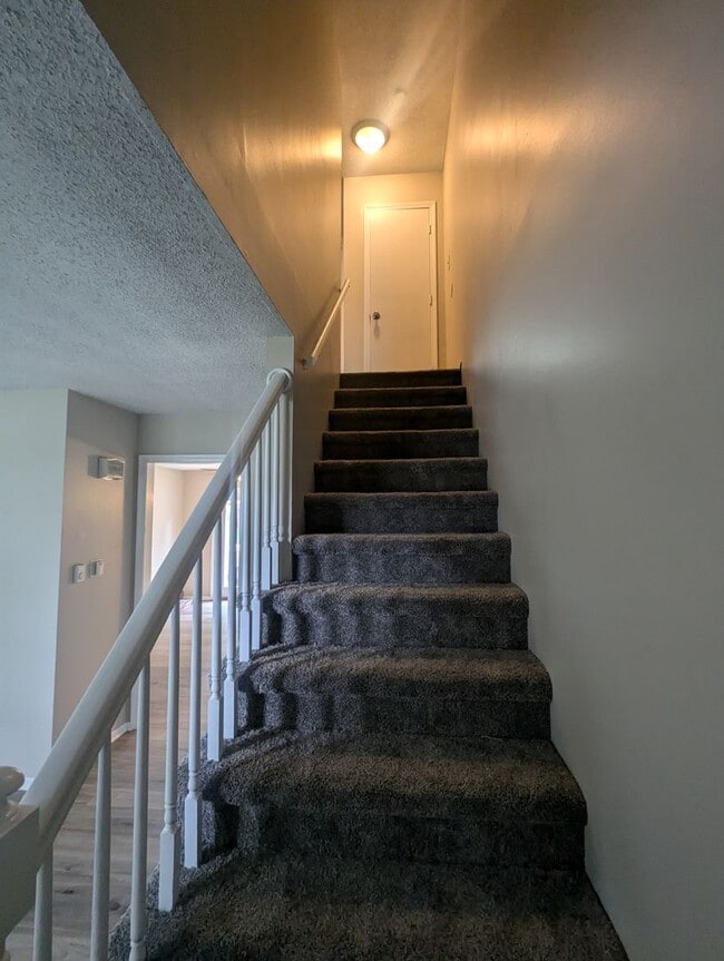 Building Photo - 2 Bedroom/1.5 Bathroom Townhouse in South ...
