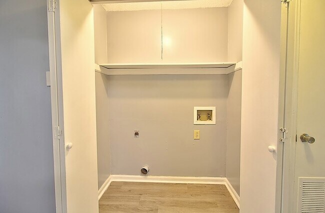 Building Photo - 910 Brett Dr