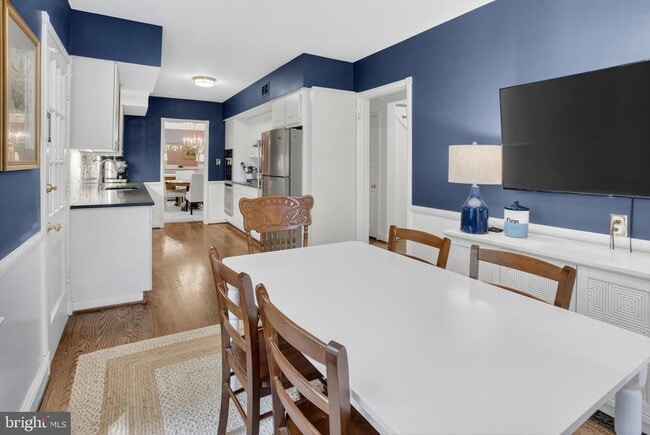 Building Photo - 5973 Searl Terrace