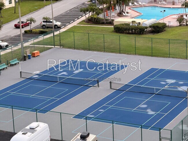 Building Photo - 4725 Cove Cir