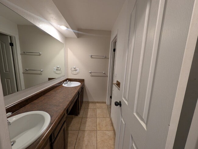 Building Photo - 1175 E Dry Creek Pl