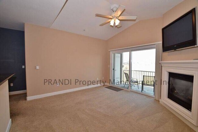 Building Photo - Top Floor Condo w/Views and Washer/Dryer!
