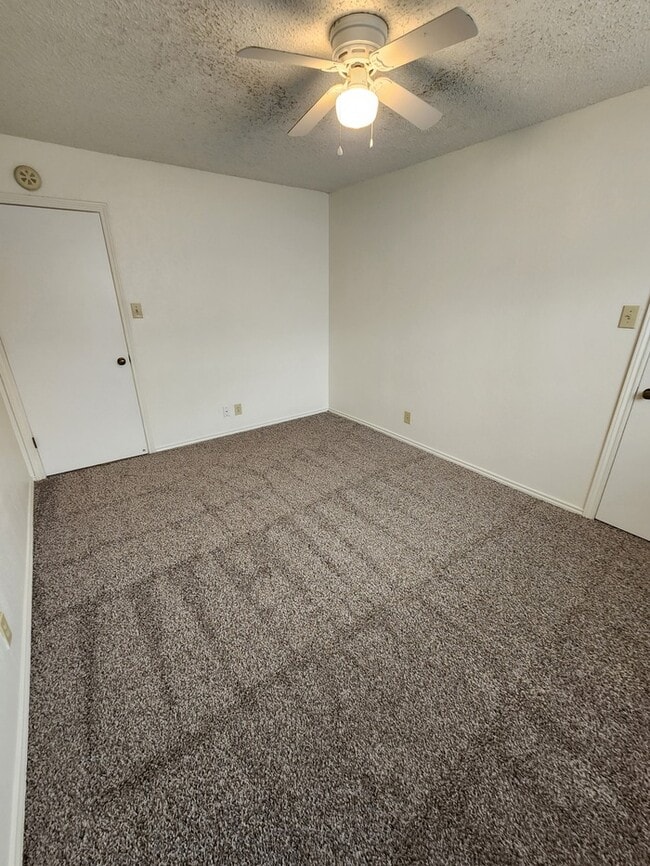 Building Photo - 3 bed 2 bath duplex