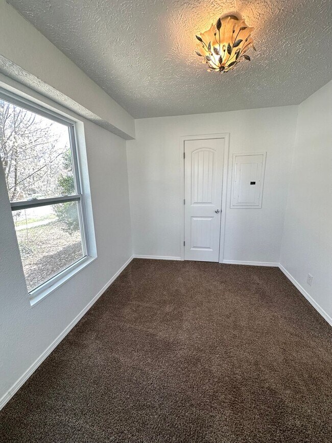 Building Photo - Spacious 4 Bed Home Near Bass Pro with Detached Garage & Fenced Yard