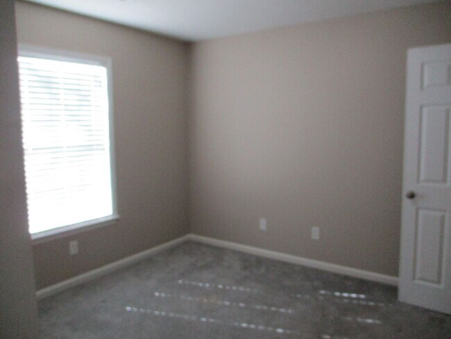 Building Photo - Spacious 2 Bedroom Townhome with Bonus Room & Private Backyard