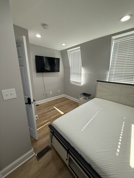 Building Photo - 2317 Barclay St