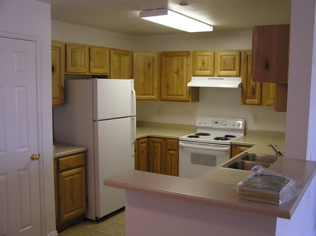Building Photo - 541 E Rosewood Way S