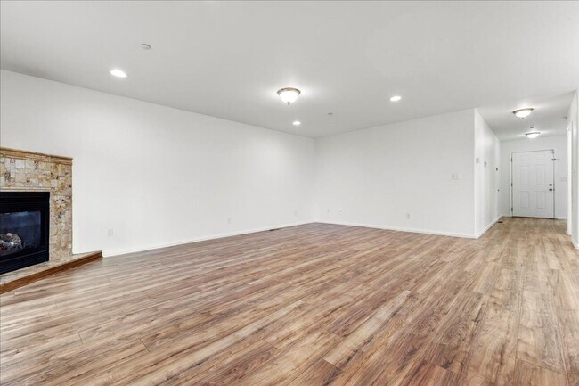 Building Photo - 3136 Lake Dr