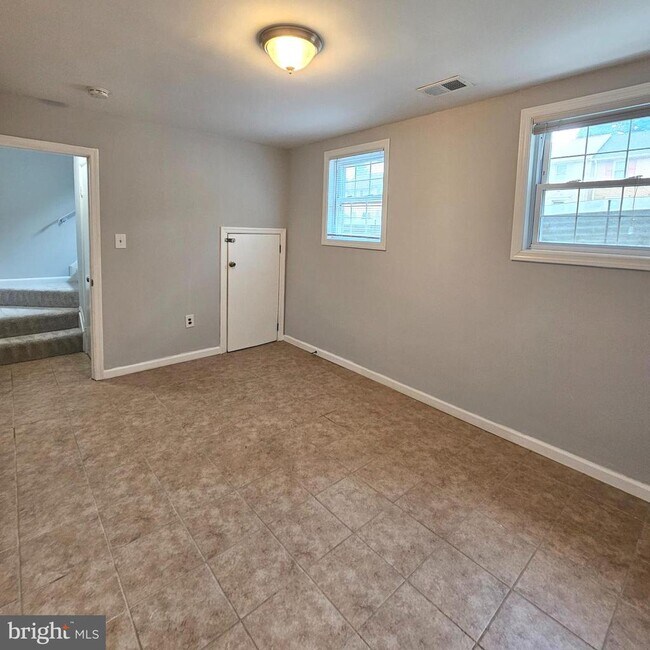 Building Photo - 9657 Lindenbrook St