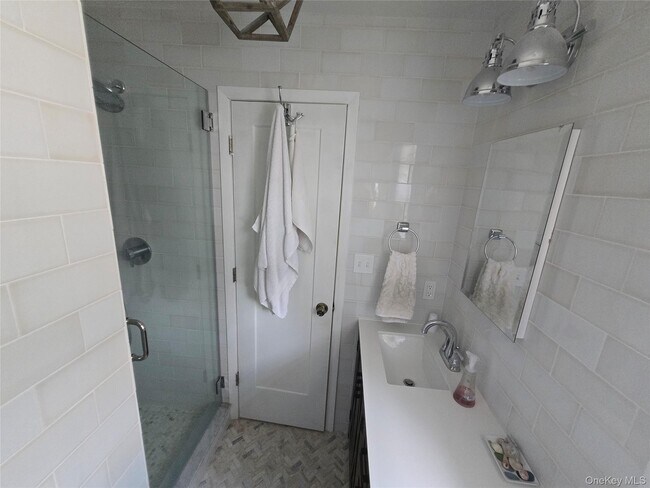 Building Photo - 870 Noyack Rd