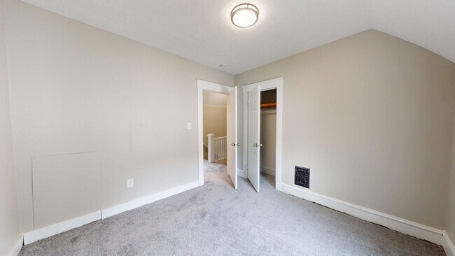 Building Photo - Madison/West Blvd neighborhood: 3 bedroom/1 bath single family home.