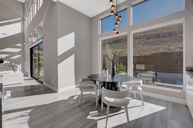 Building Photo - Mesa Ridge Luxury Oasis Feathertop