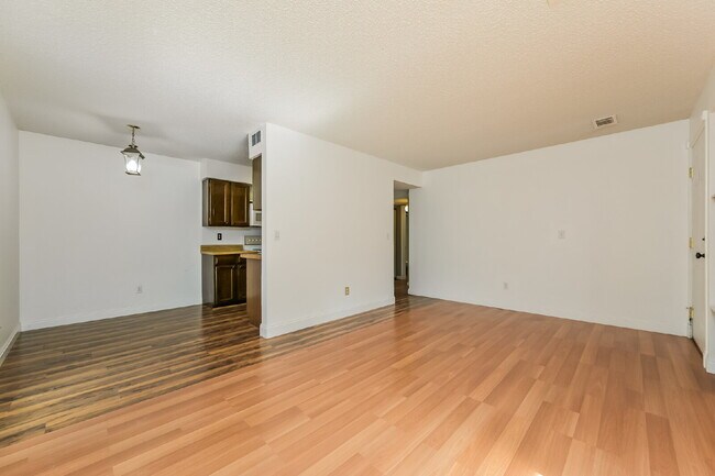Building Photo - Cozy Garden-Level Condo with Park Views
