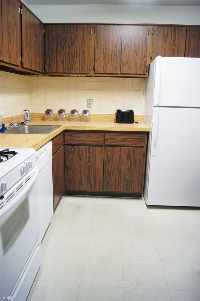 Building Photo - 2 br, 1 bath  - 14 Mountbatten Ct Apt 203