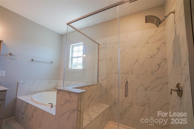 Building Photo - 16126 Flame Azalea Ct