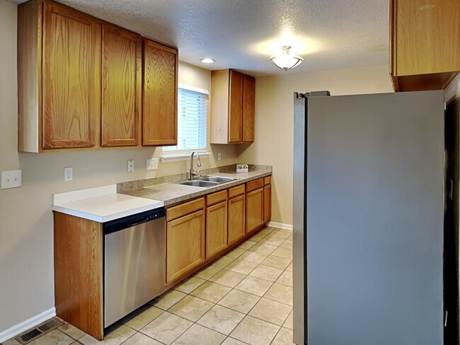Building Photo - 957 W Briarwood Ave