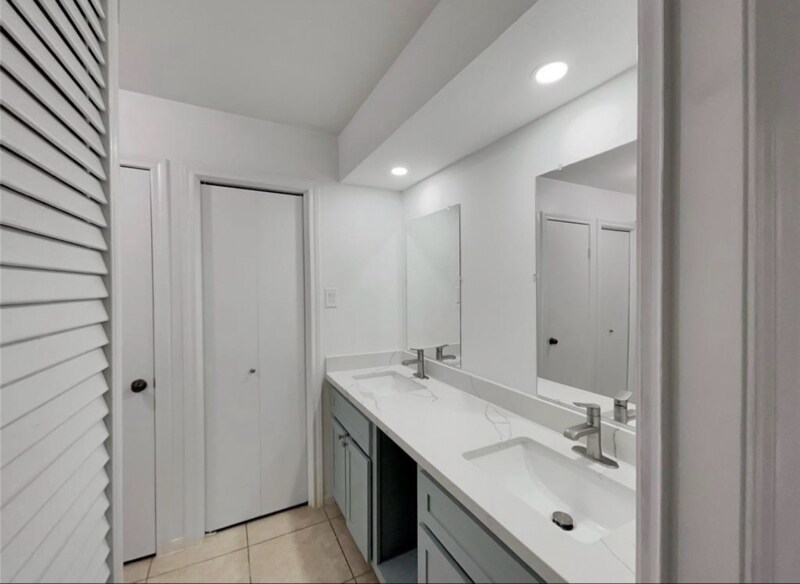 Building Photo - 2805 Cambridge Ln