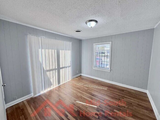 Building Photo - 2054 Benford St