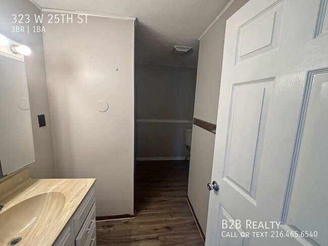 Building Photo - 323 W 25th St