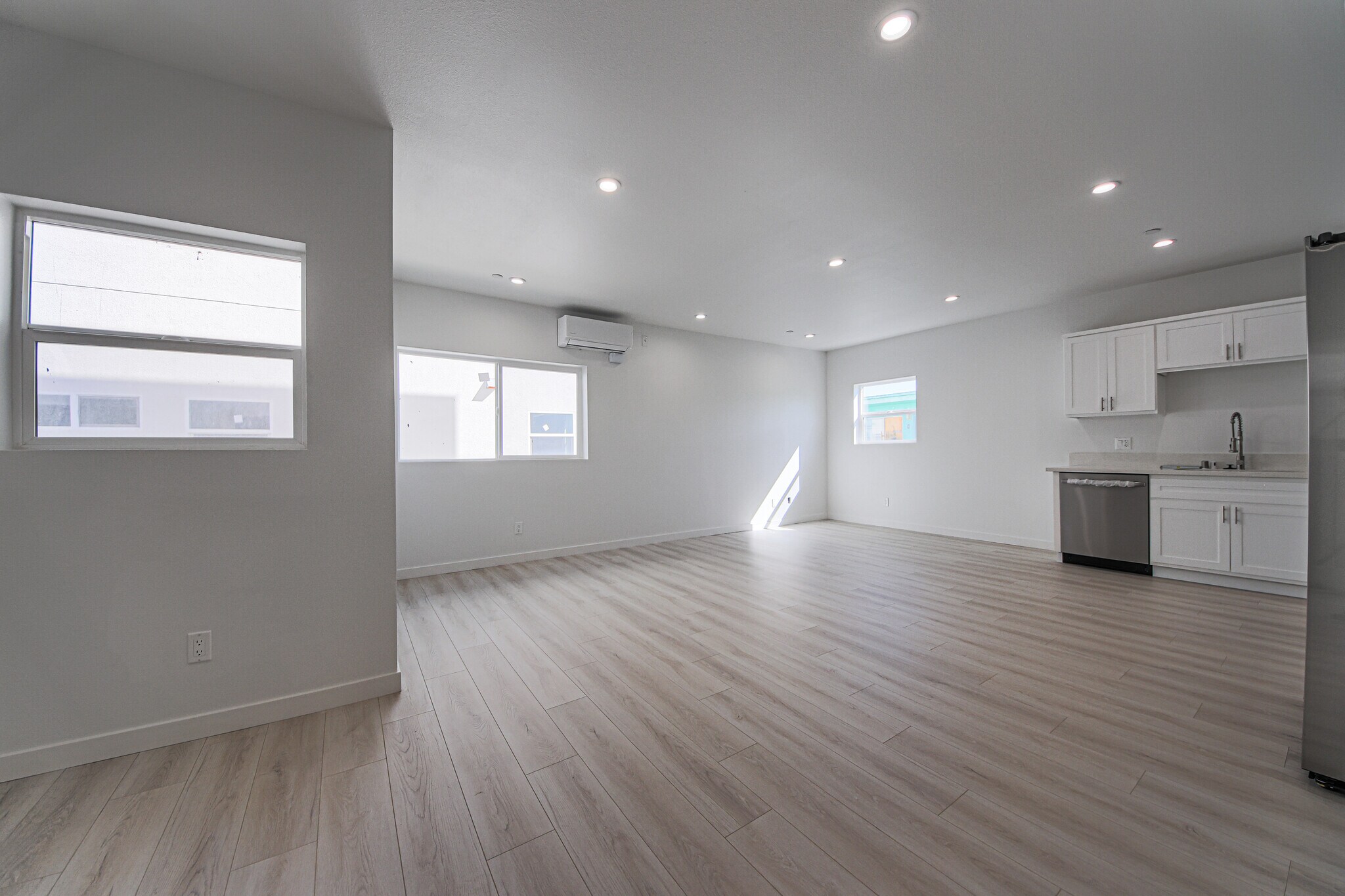Building Photo - 2811 S Cloverdale Ave