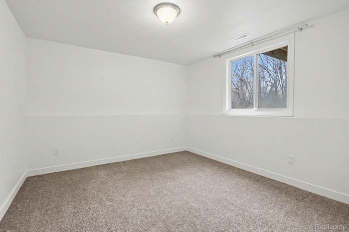 Building Photo - 529 Swan River Dr