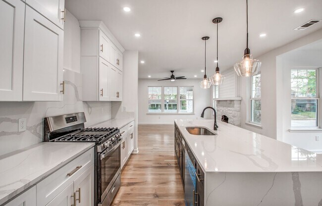 Building Photo - Elegant Midtown Memphis Single-Family Home...