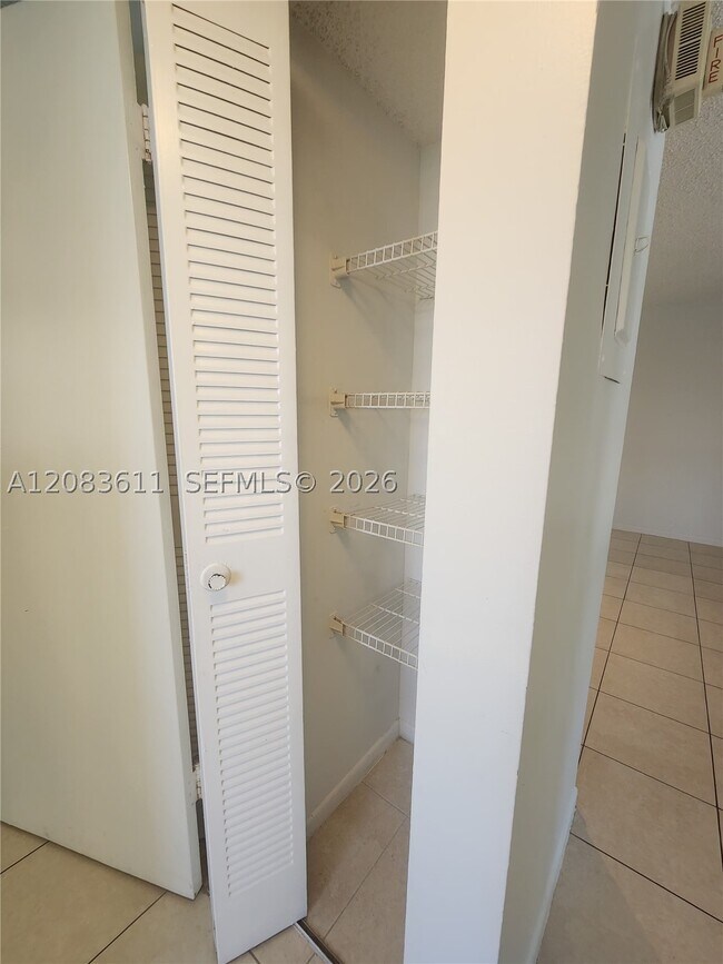 Building Photo - 10004 Twin Lakes Dr