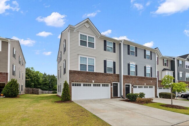 Building Photo - **End Unit 4/3.5 Townhome in Great Durham Location**