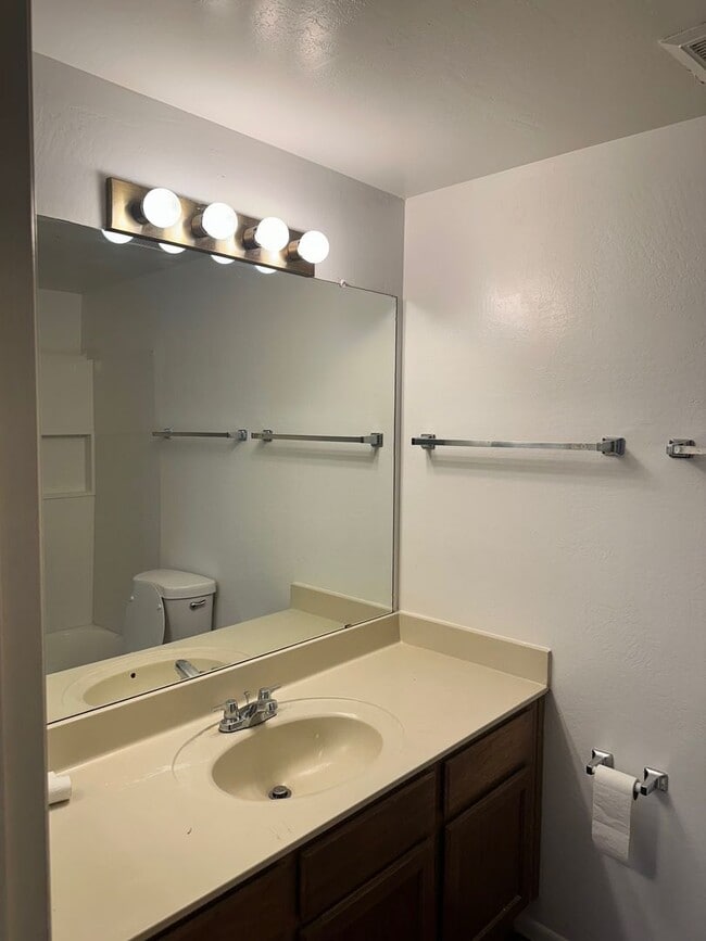 Building Photo - Great Location! 2 Bedroom! 2 Bath! Ground Level Unit