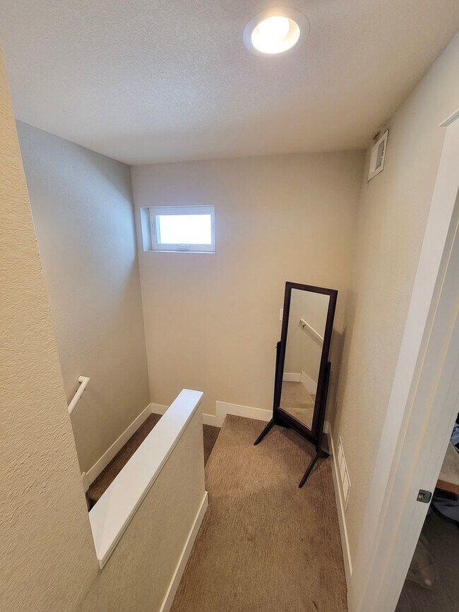 Building Photo - Beautiful 3 Bed 2 Bath Townhome Near Sloans