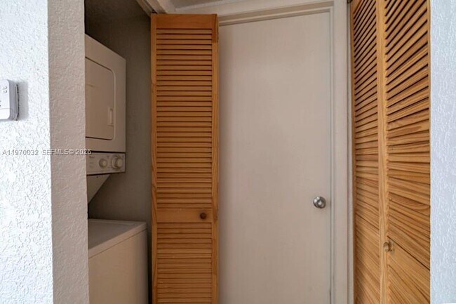 Building Photo - 4847 Via Palm Lakes