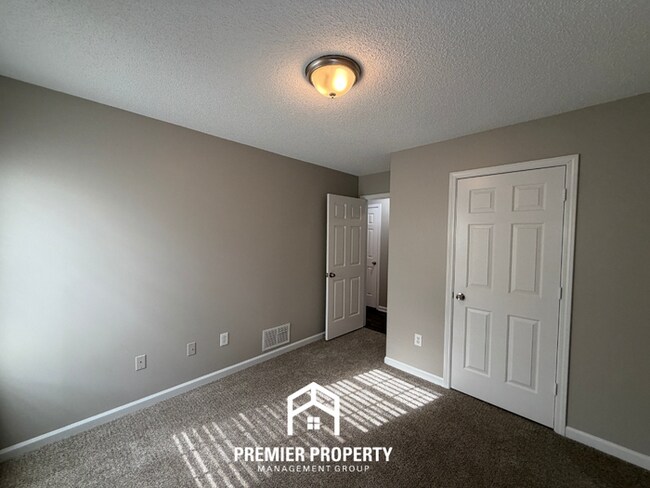 Building Photo - Bright 3BR/2BA Oakland Home w/ Vaulted Ceilings, Fireplace & Fenced Yard