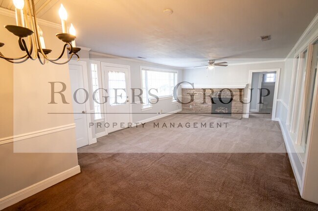 Building Photo - 305 White Oak Dr