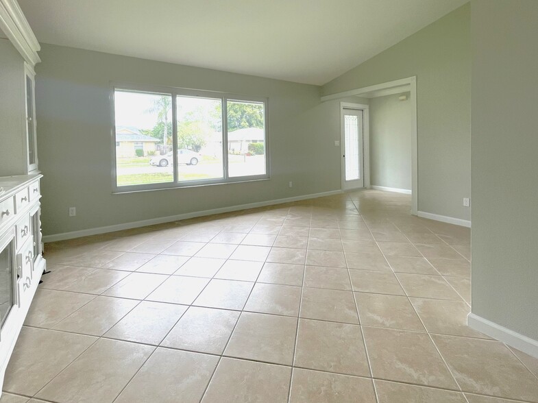 Building Photo - 1155 Summerwood Cir