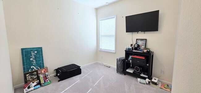 Building Photo - 3 bedroom 2 bath Open Floor Plan!
