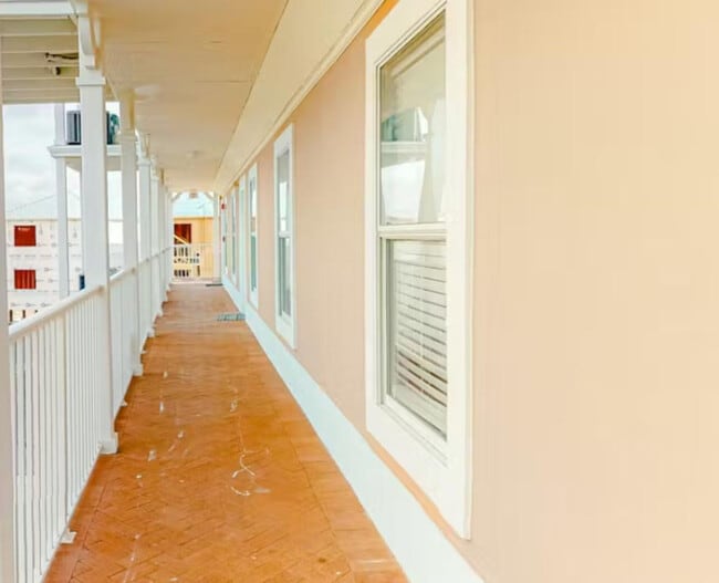 Building Photo - 572 E Beach Blvd