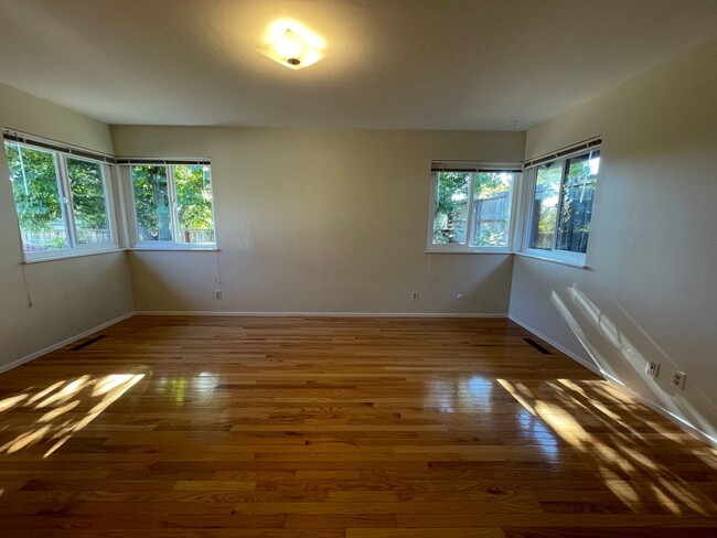 Building Photo - Lovely Santa Rosa 3 bedroom 3 bathroom Hom...